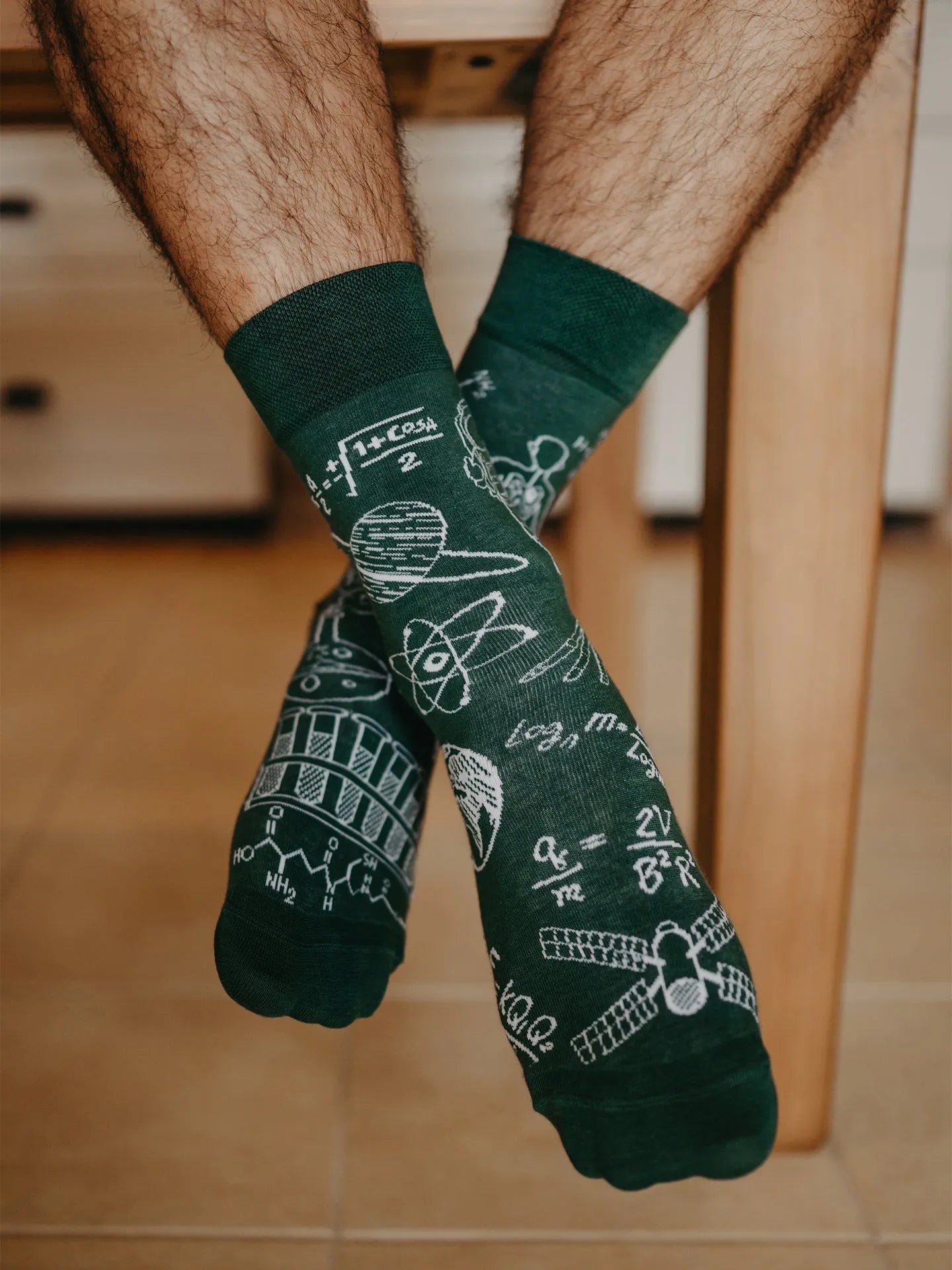 regular-socks-physics-vs-chemistry-02-be/beb65ba0e514448fb0fadcaec6c93e165ade38d8