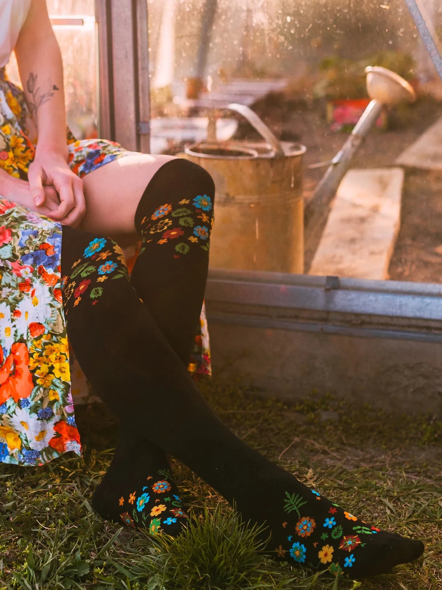 over-the-knee-socks-flowers-24/24f2e6c82627b844019bf36d985b195025dc10af