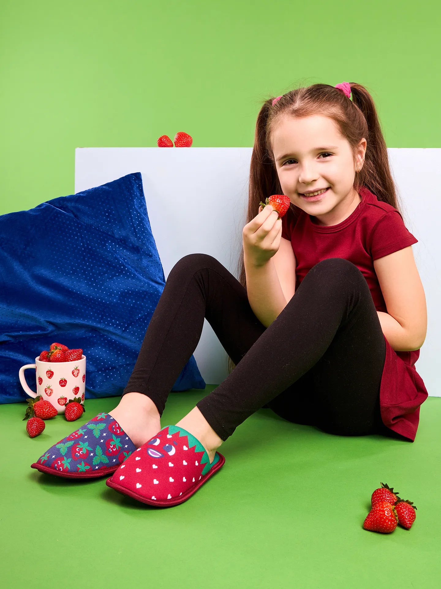 kids-slippers-happy-strawberries-00/0037d7ffe97f304019489410cf4423239d1a7cdb