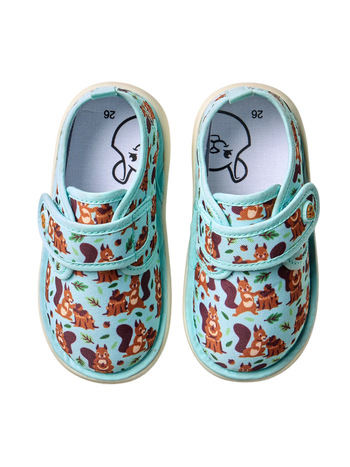 Patucos alegres Ardilla en el bosque