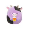 Squishmallows Alexie la Vaca Violeta con los Ojos Cerrados que Sujeta Maíz Dulce, 20 cm