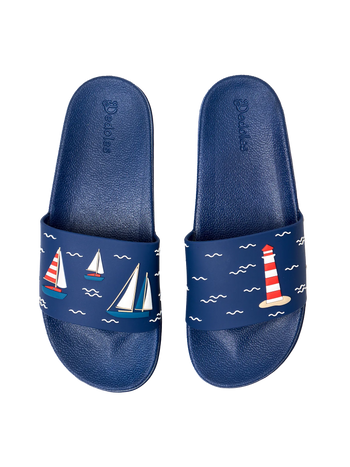 Chanclas alegres Veleros en el mar