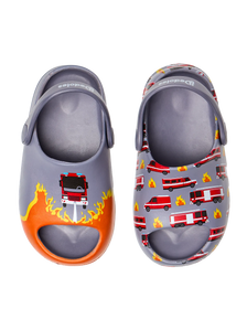 Zuecos chunky infantiles alegres Bomberos en acción