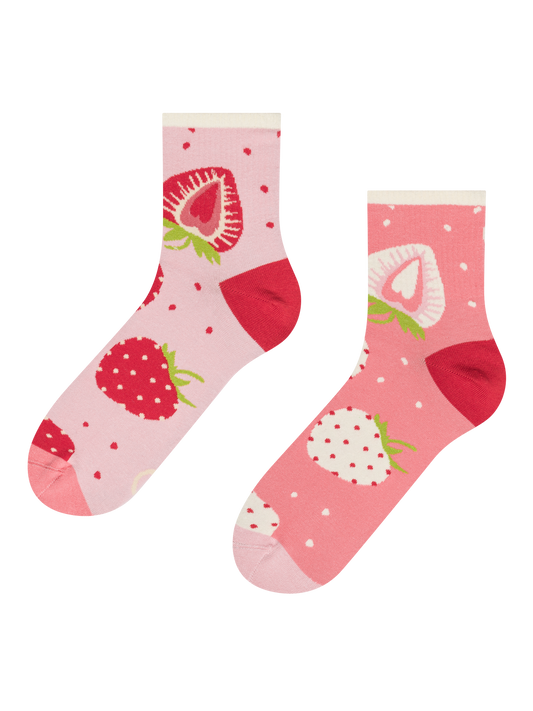 crew-socks-sweet-strawberries-02-a7/a7d418c476d229b58e4e9ede1a22d3adce127cb6