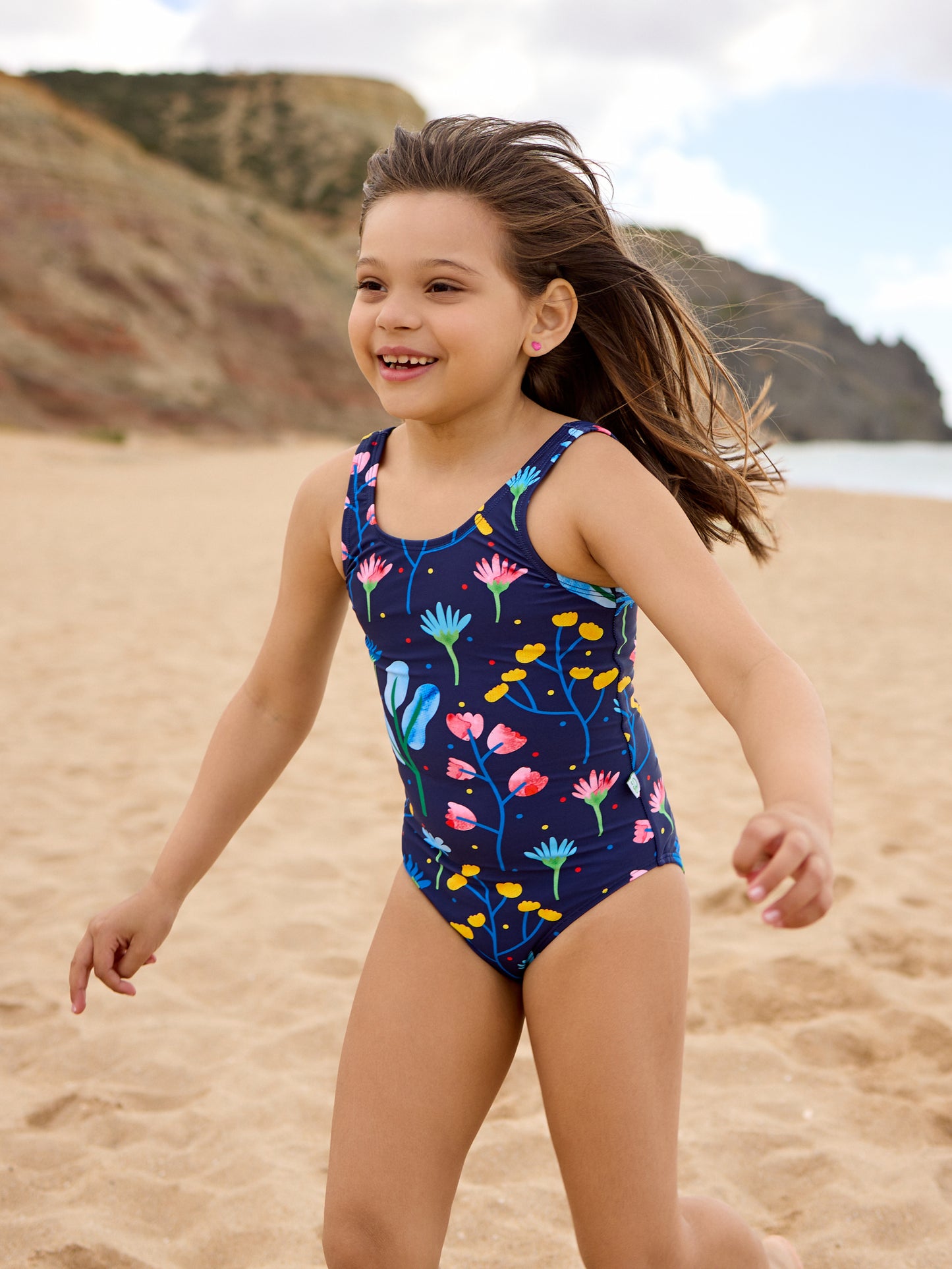 Bañador alegre de niña Flores en acuarela