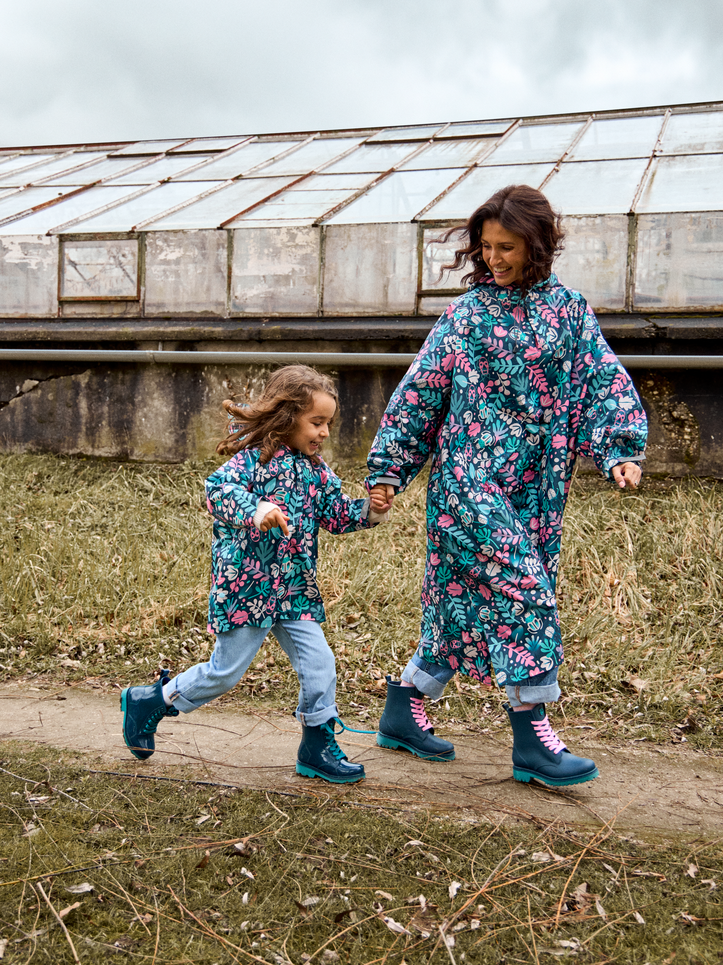 Impermeable alegre Hojas e insectos