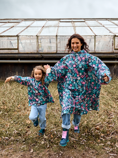 Impermeable alegre Hojas e insectos