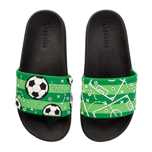 Chanclas infantiles alegres Campo de futbol