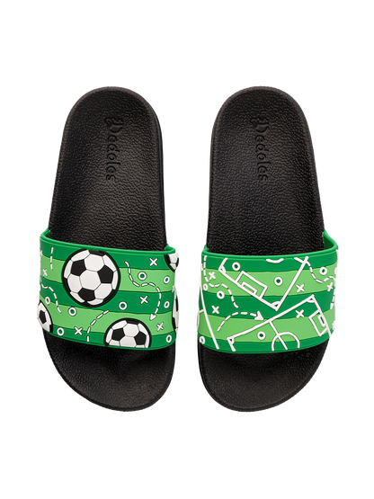 Chanclas infantiles alegres Campo de futbol