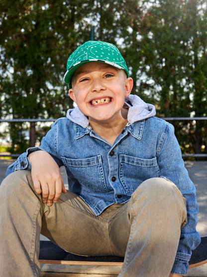 Gorra infantil alegre Campo de fútbol