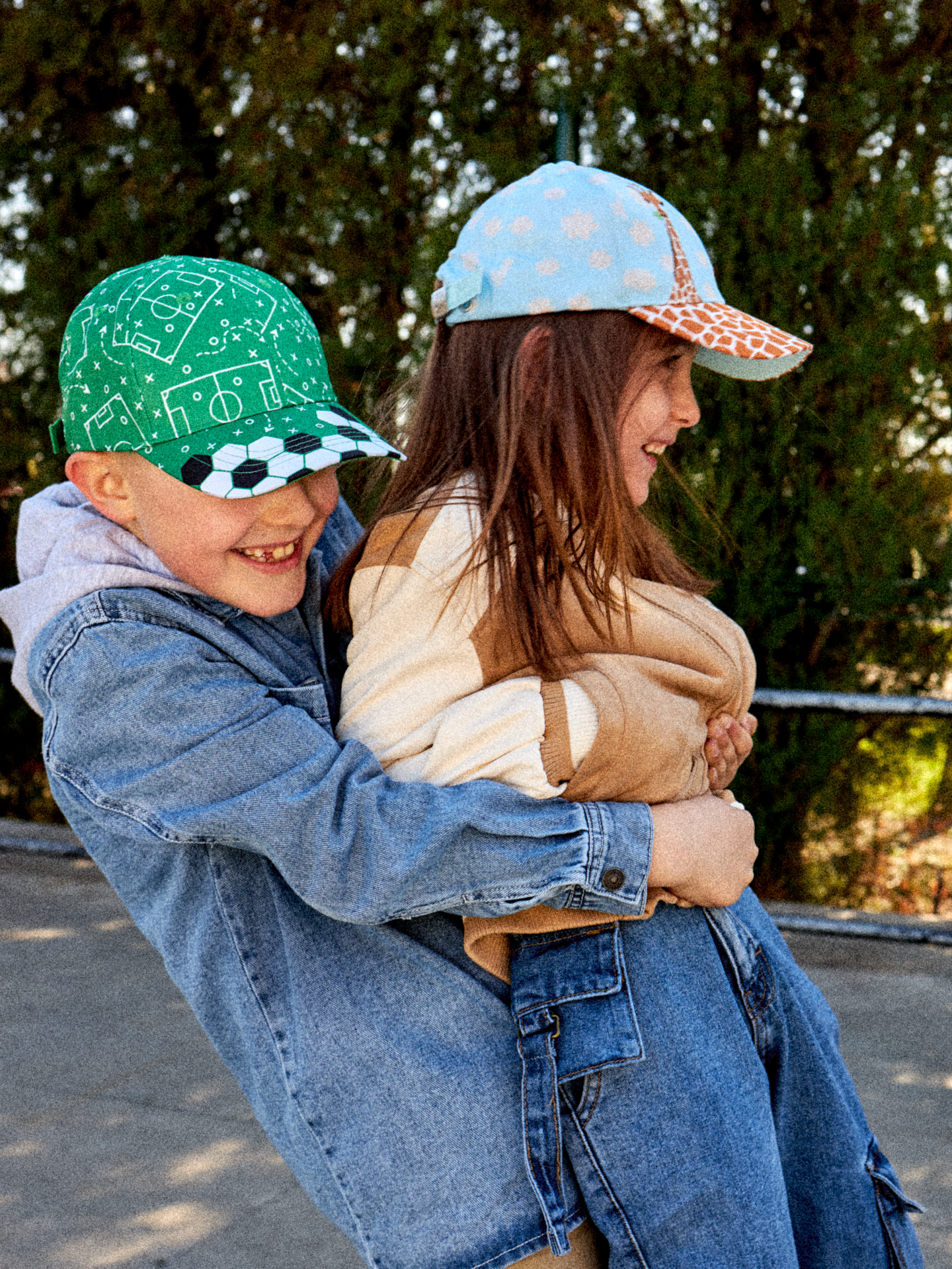 Gorra infantil alegre Campo de fútbol