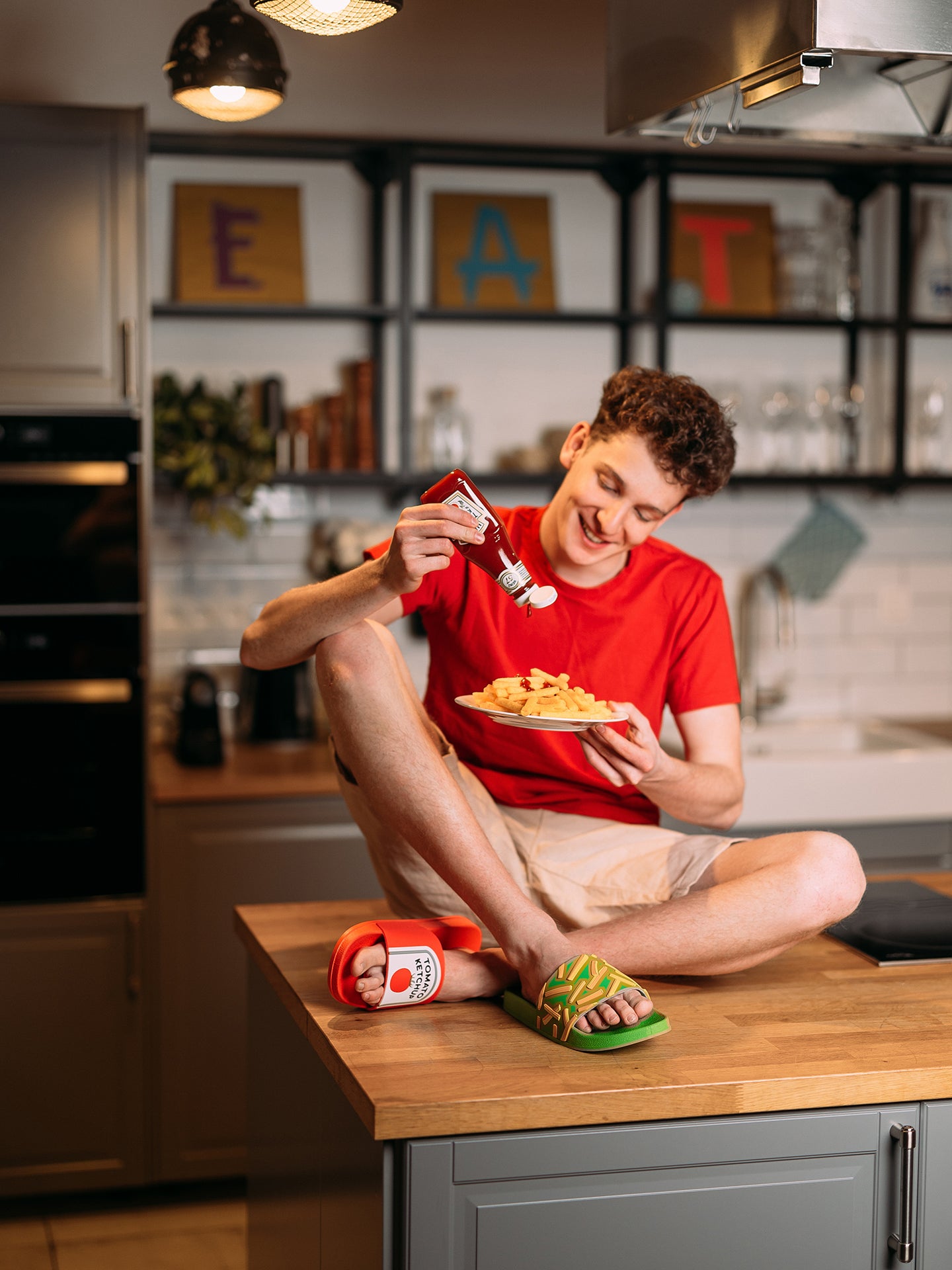 Chanclas alegres Patatas fritas con kétchup