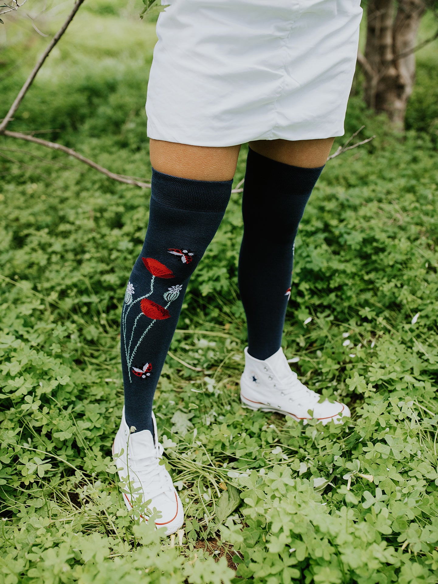 Calcetines alegres por encima de la rodilla Mariquitas y flores de amapola