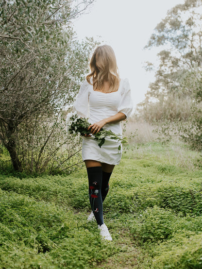 Calcetines alegres por encima de la rodilla Mariquitas y flores de amapola