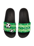 Chanclas infantiles alegres Campo de futbol